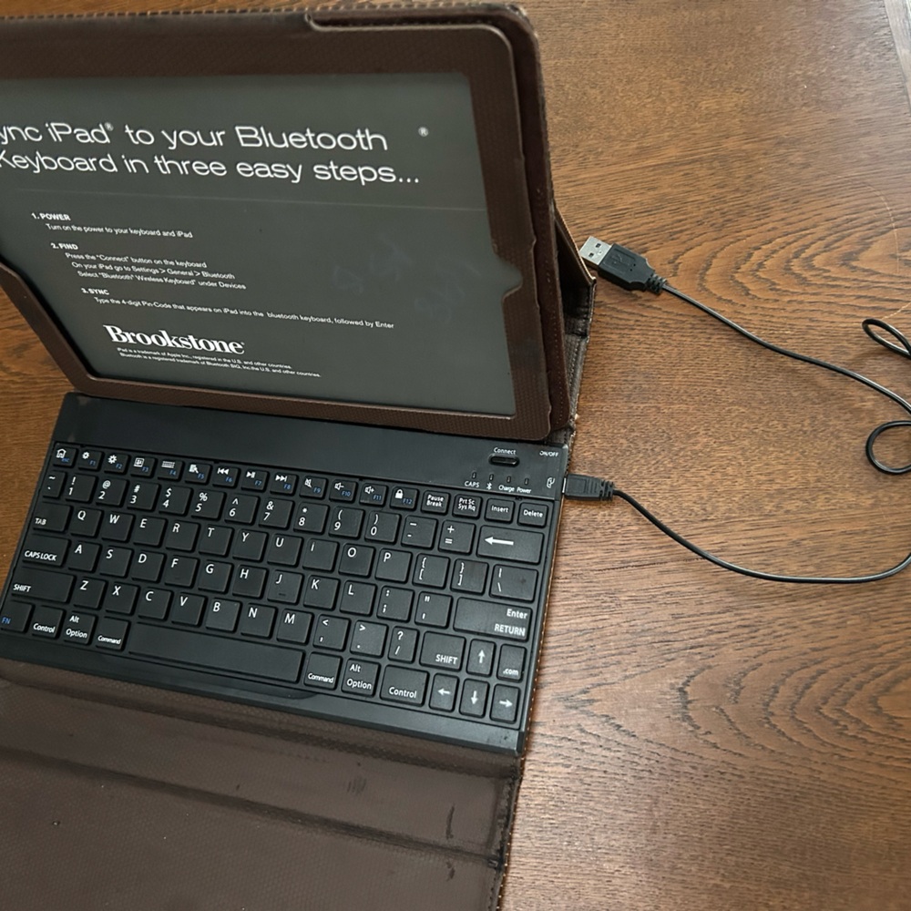 Brookstone Keyboard w/Portfolio Case IPad tablet. Accompanying cord, instruction